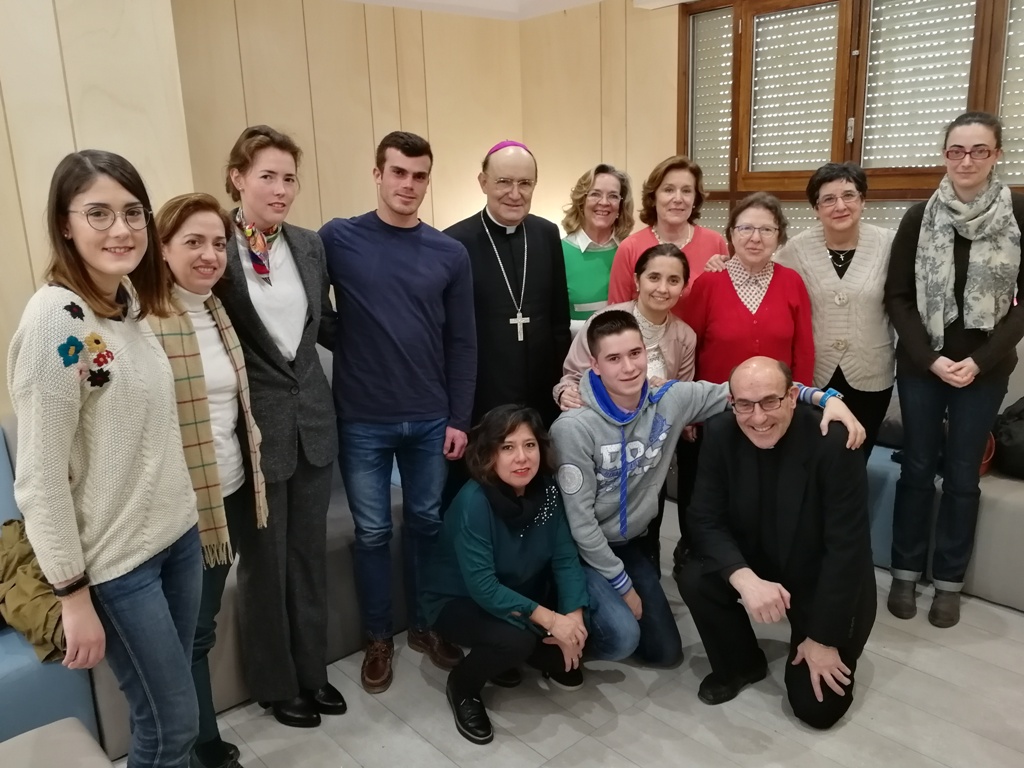 Don Fidel Herráez visita la parroquia de San Cosme y San Damián ...