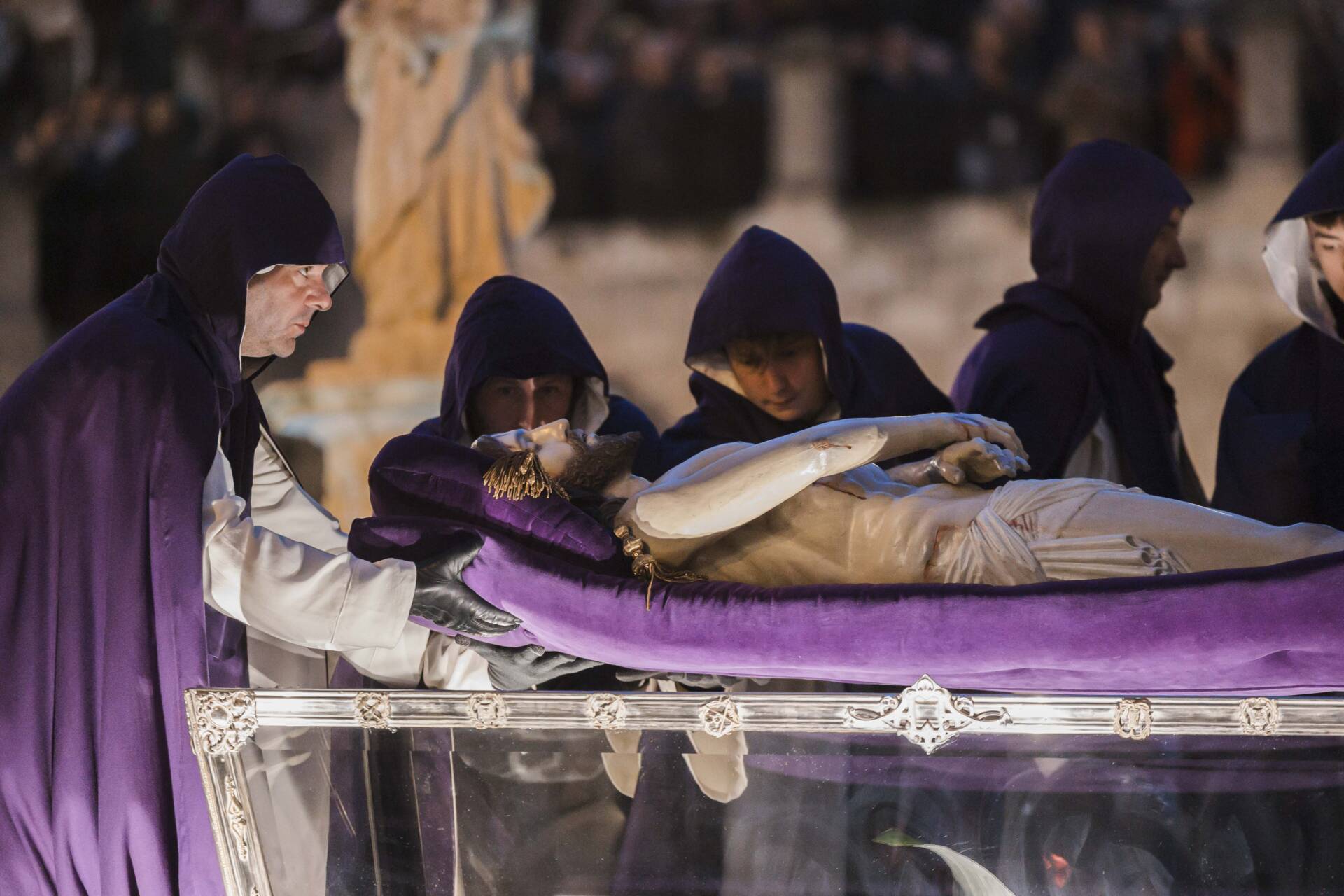 La ciudad enmudece ante el paso del Cristo Yacente 3 20250418_Traslado del Cristo Yacente y Procesión del Santo Entierro_@rodrigomenaruiz_0012