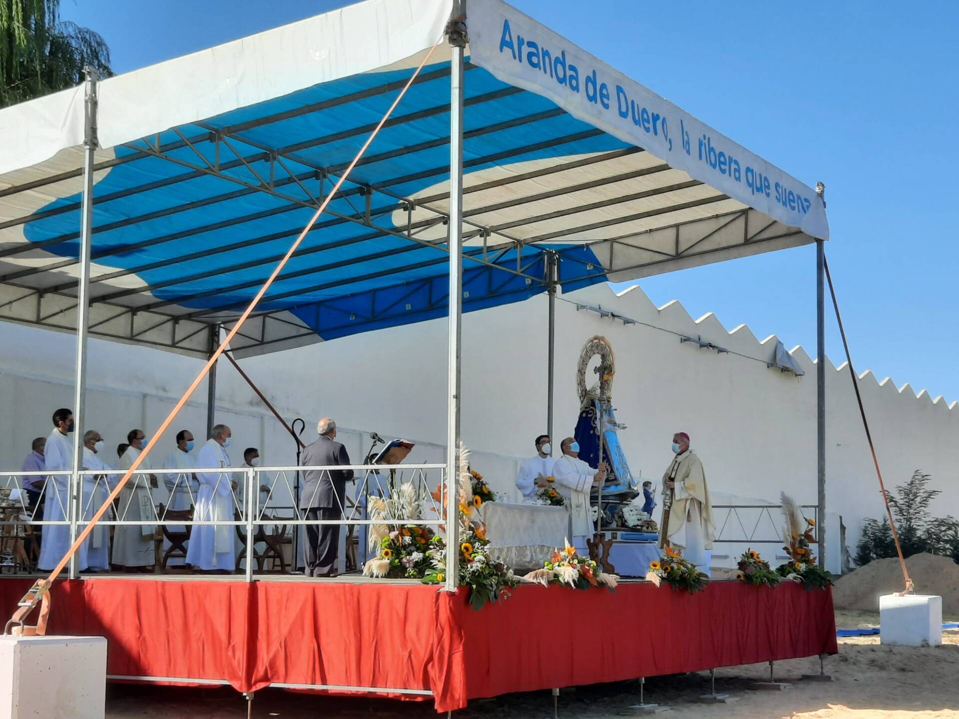 Medio millar de arandinos veneran a la Virgen de las Viñas en el exterior de su ermita 1 Aranda de Duero Virgen de las Viñas