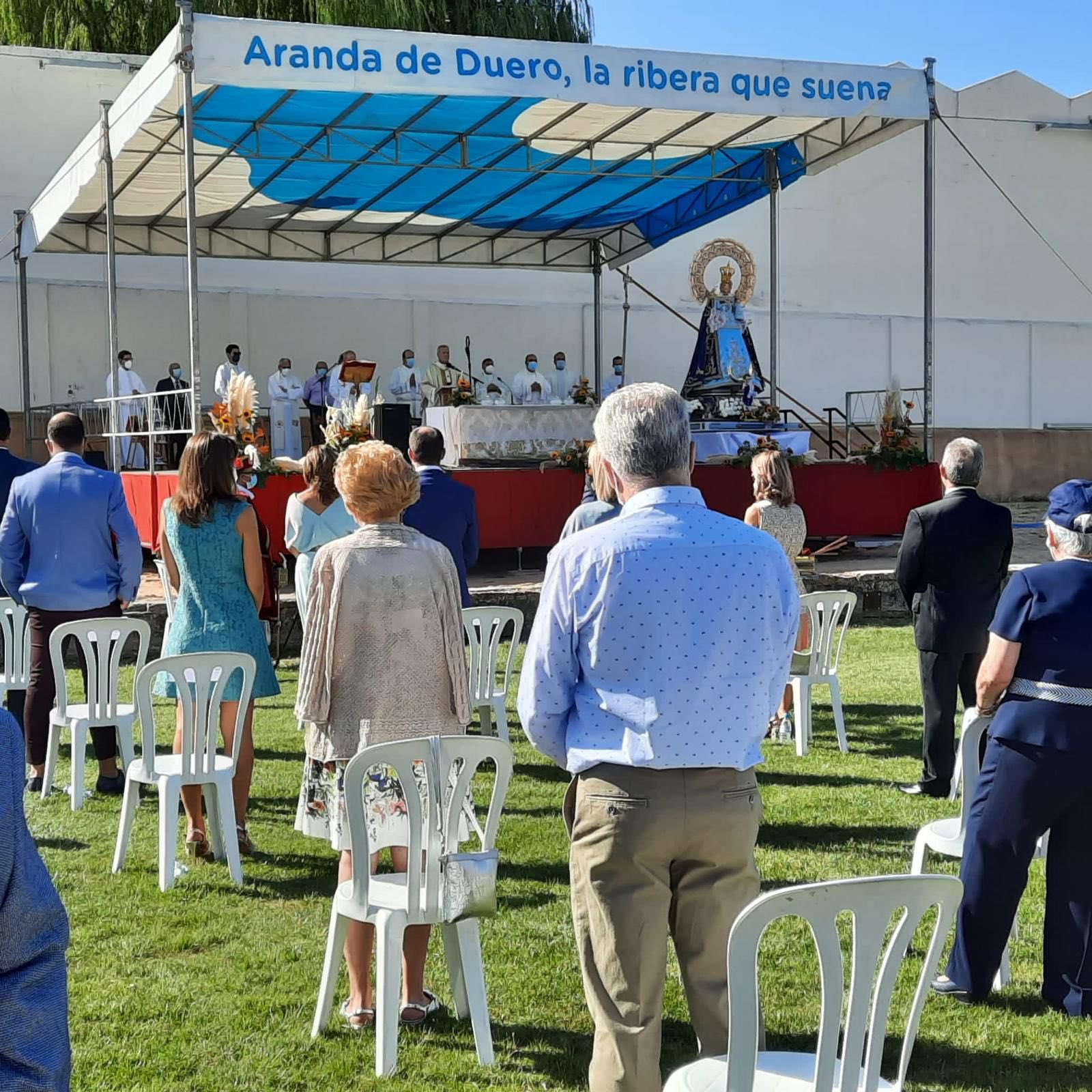 Medio millar de arandinos veneran a la Virgen de las Viñas en el exterior de su ermita 4 Aranda6