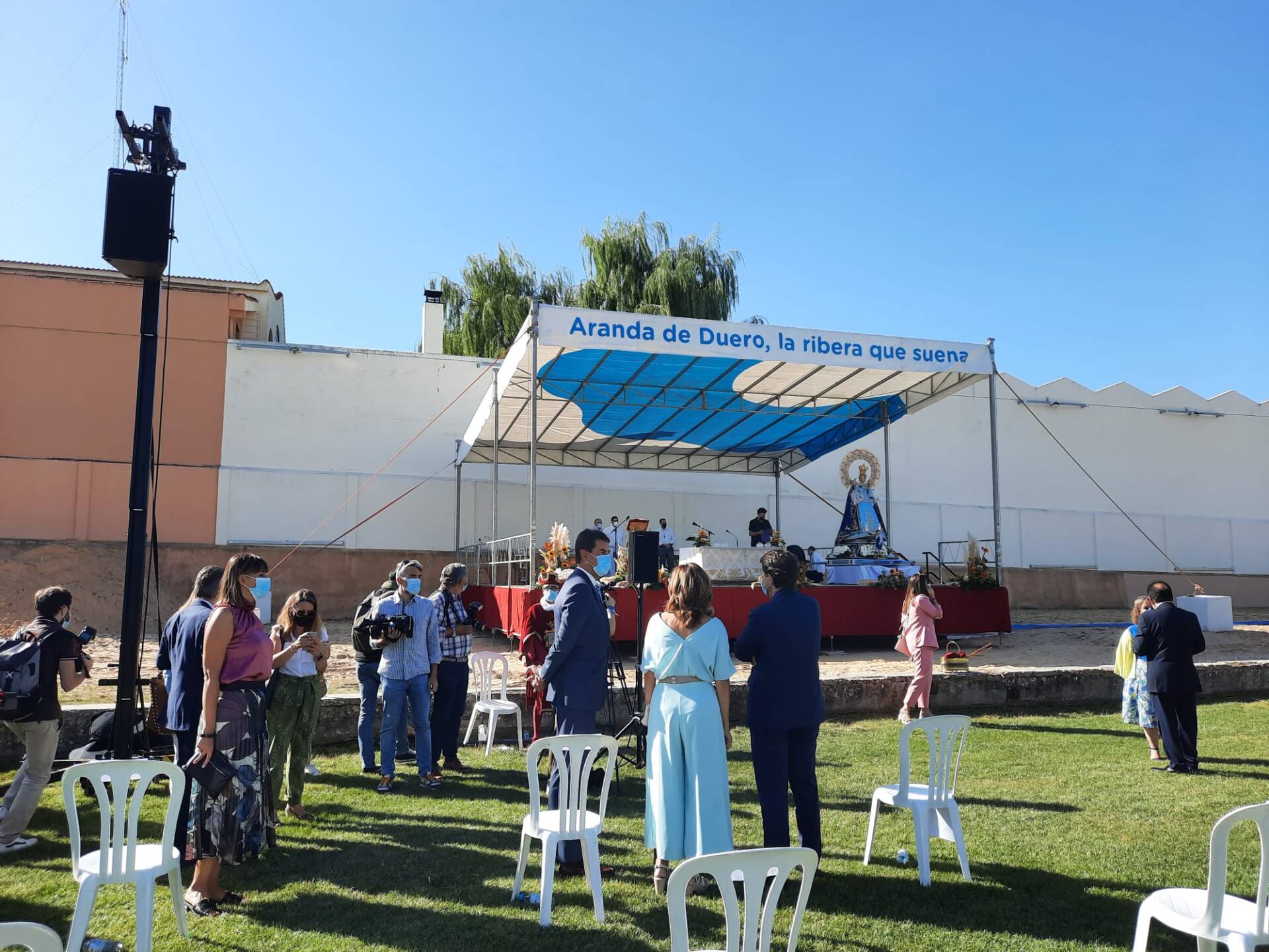 Medio millar de arandinos veneran a la Virgen de las Viñas en el exterior de su ermita 5 Aranda7