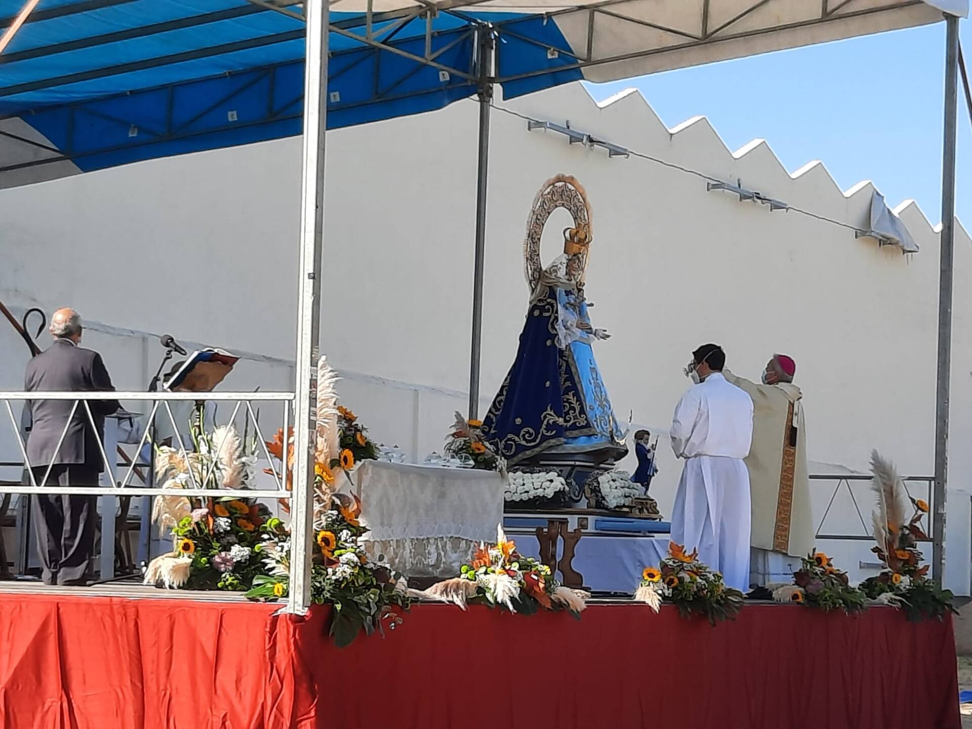 Medio millar de arandinos veneran a la Virgen de las Viñas en el exterior de su ermita 6 Arnda10