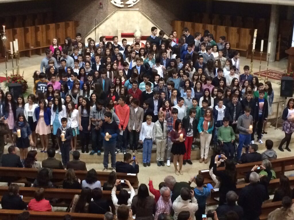 La iglesia del Carmen acogió la confirmación de 190 adolescentes del arciprestazgo de Burgos-Vega.