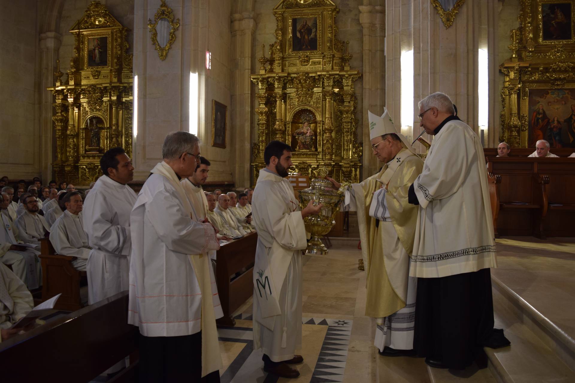 El arzobispo llama a los sacerdotes a vivir una «fidelidad creativa» para servir mejor 5 crismal 5