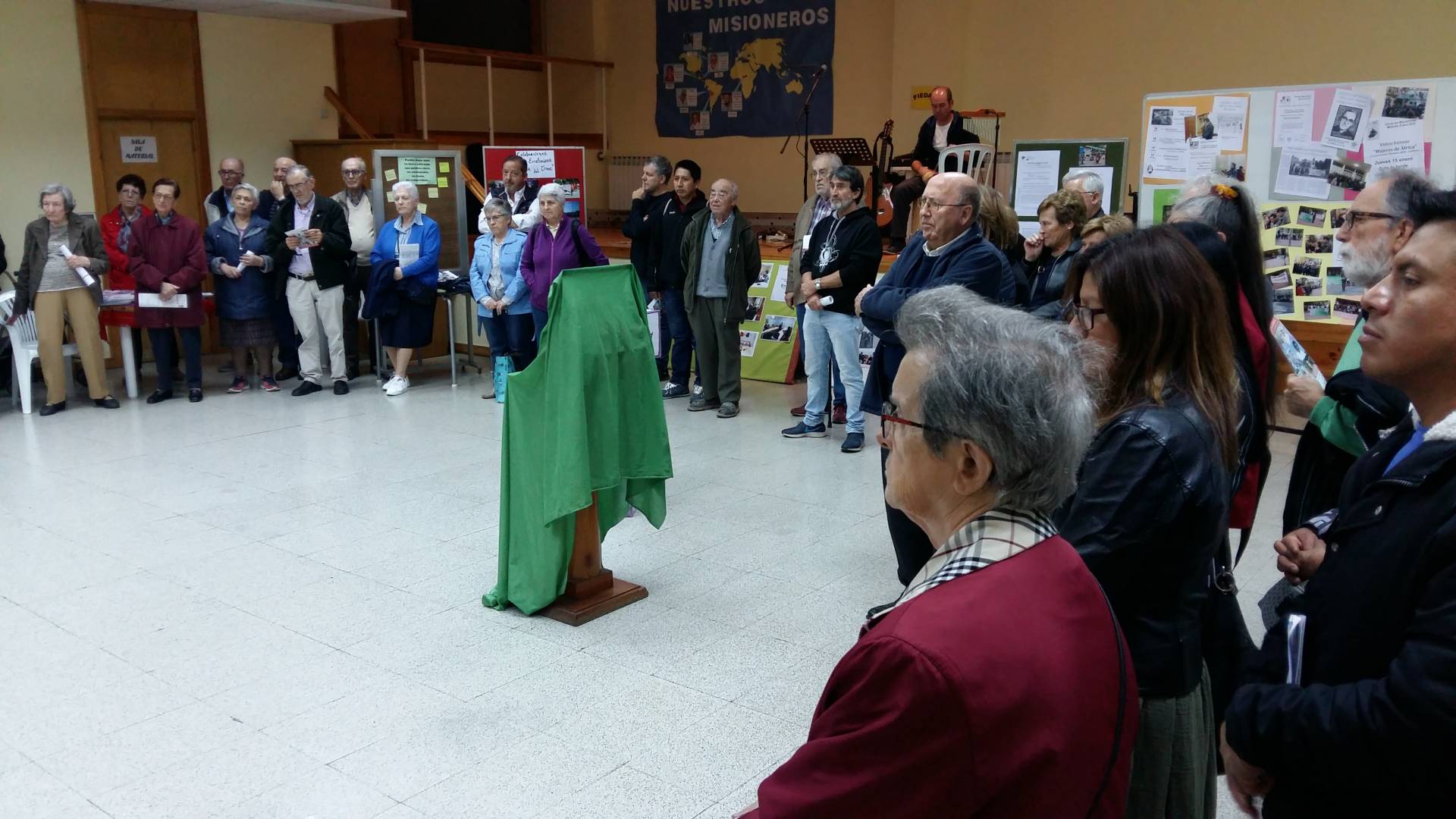 Música y testimonios acompañan la inauguración de la exposición «Encontrar para encontrarnos» 8 Exposicion acoger Miranda 4