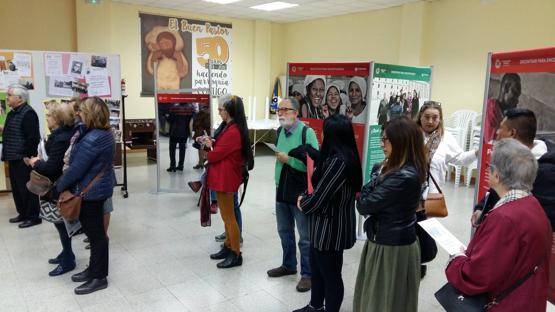 Música y testimonios acompañan la inauguración de la exposición «Encontrar para encontrarnos» 7 Exposicion acoger Miranda 5