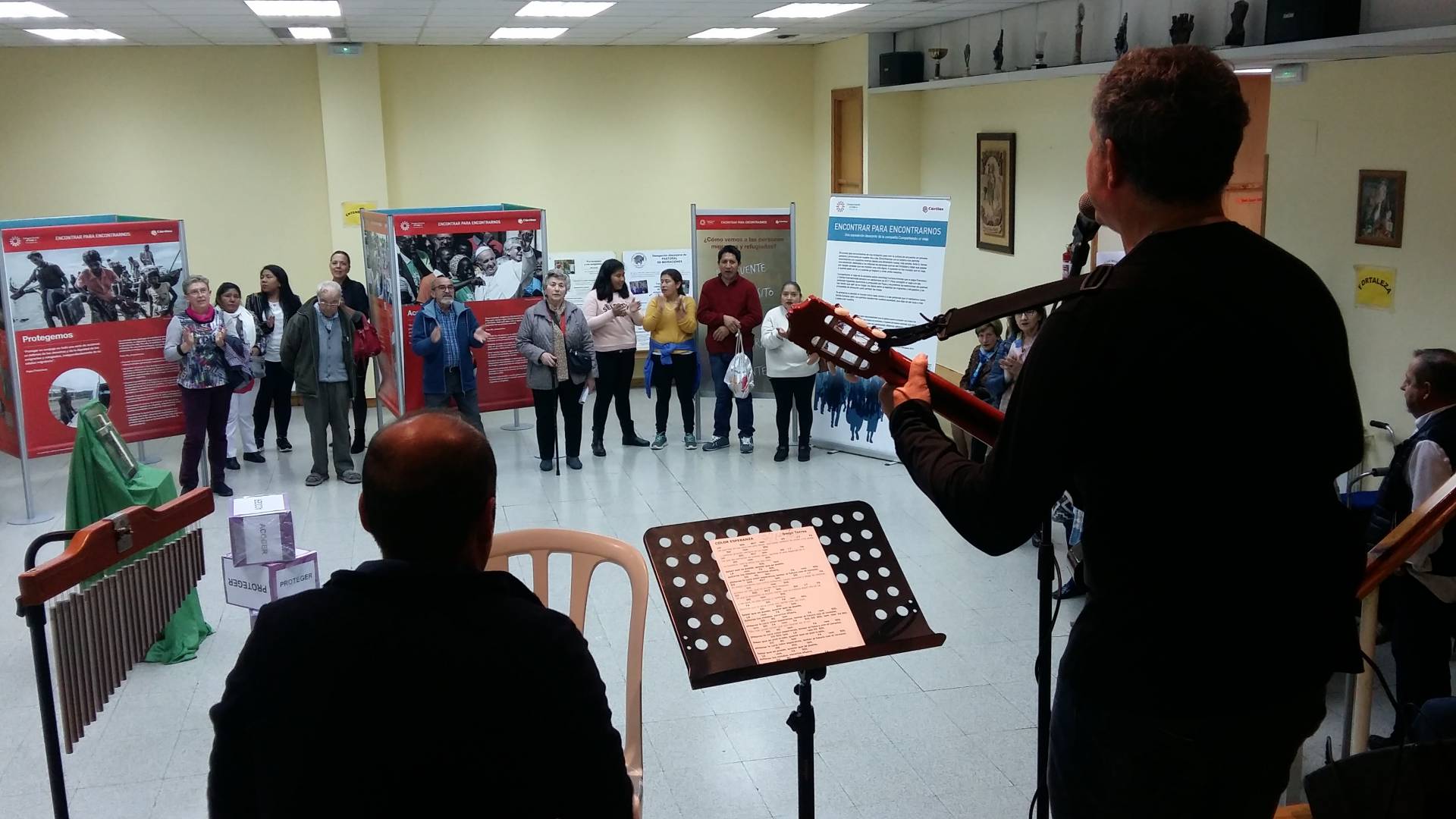 Música y testimonios acompañan la inauguración de la exposición «Encontrar para encontrarnos» 6 Exposicion acoger Miranda 9