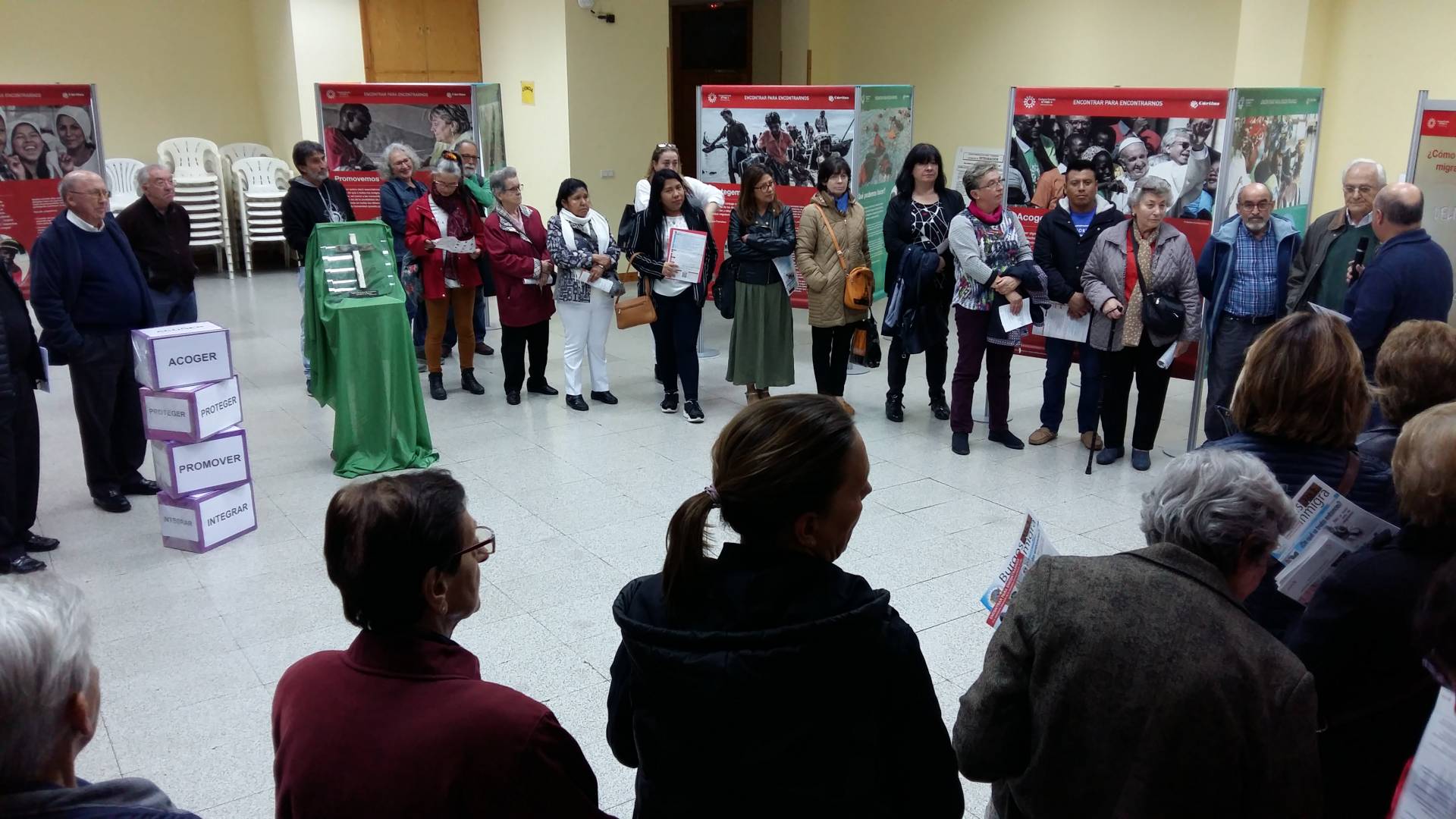 Música y testimonios acompañan la inauguración de la exposición «Encontrar para encontrarnos» 4 Exposicion acoger Miranda