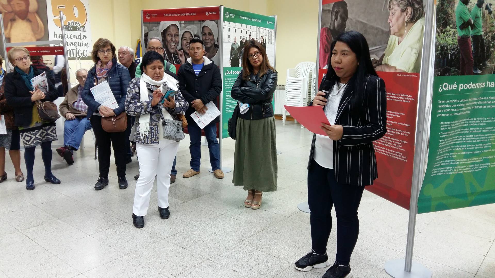 Música y testimonios acompañan la inauguración de la exposición «Encontrar para encontrarnos» 3 Exposicion acoger miranda 7