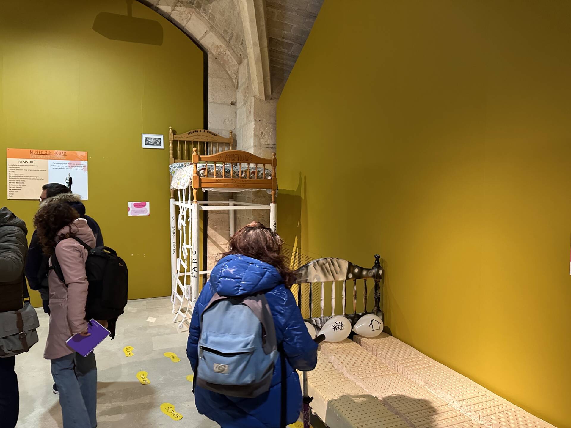 Más de 50 voluntarios y personas sin hogar de Caritas exponen en la sala Valentín Palencia de la Catedral 9 IMG_8153