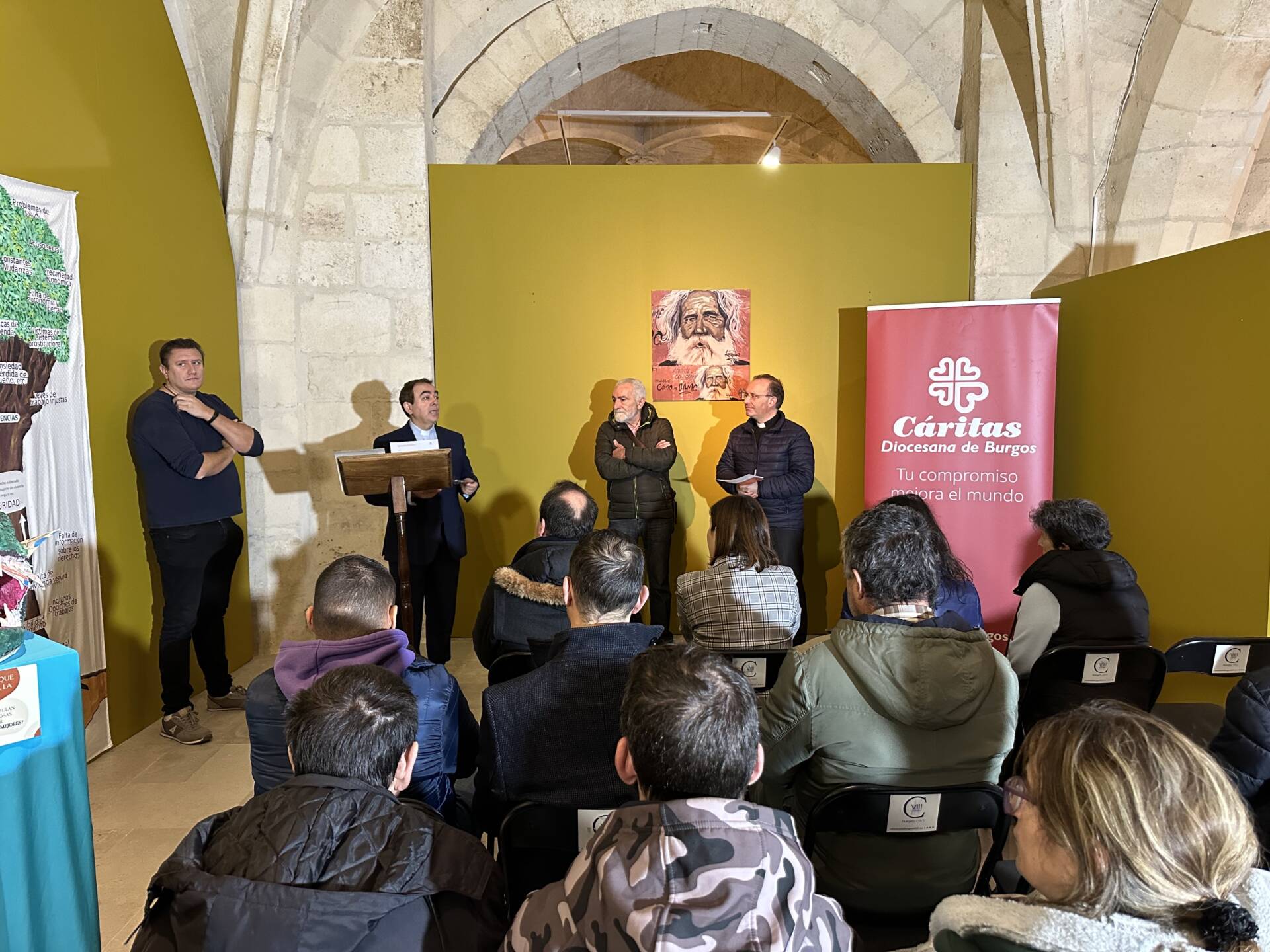 Más de 50 voluntarios y personas sin hogar de Caritas exponen en la sala Valentín Palencia de la Catedral 1 IMG_8158