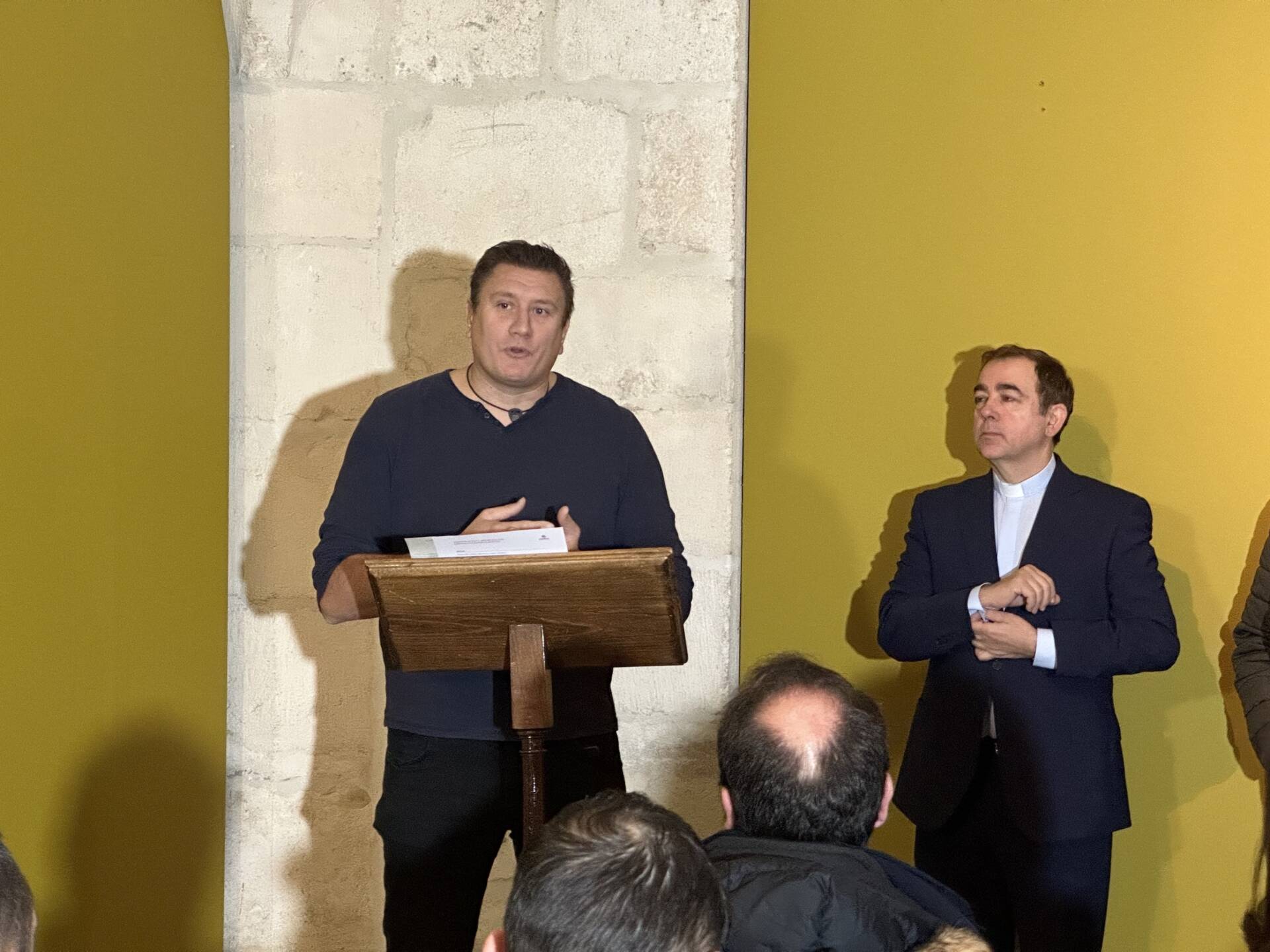 Más de 50 voluntarios y personas sin hogar de Caritas exponen en la sala Valentín Palencia de la Catedral 5 IMG_8162