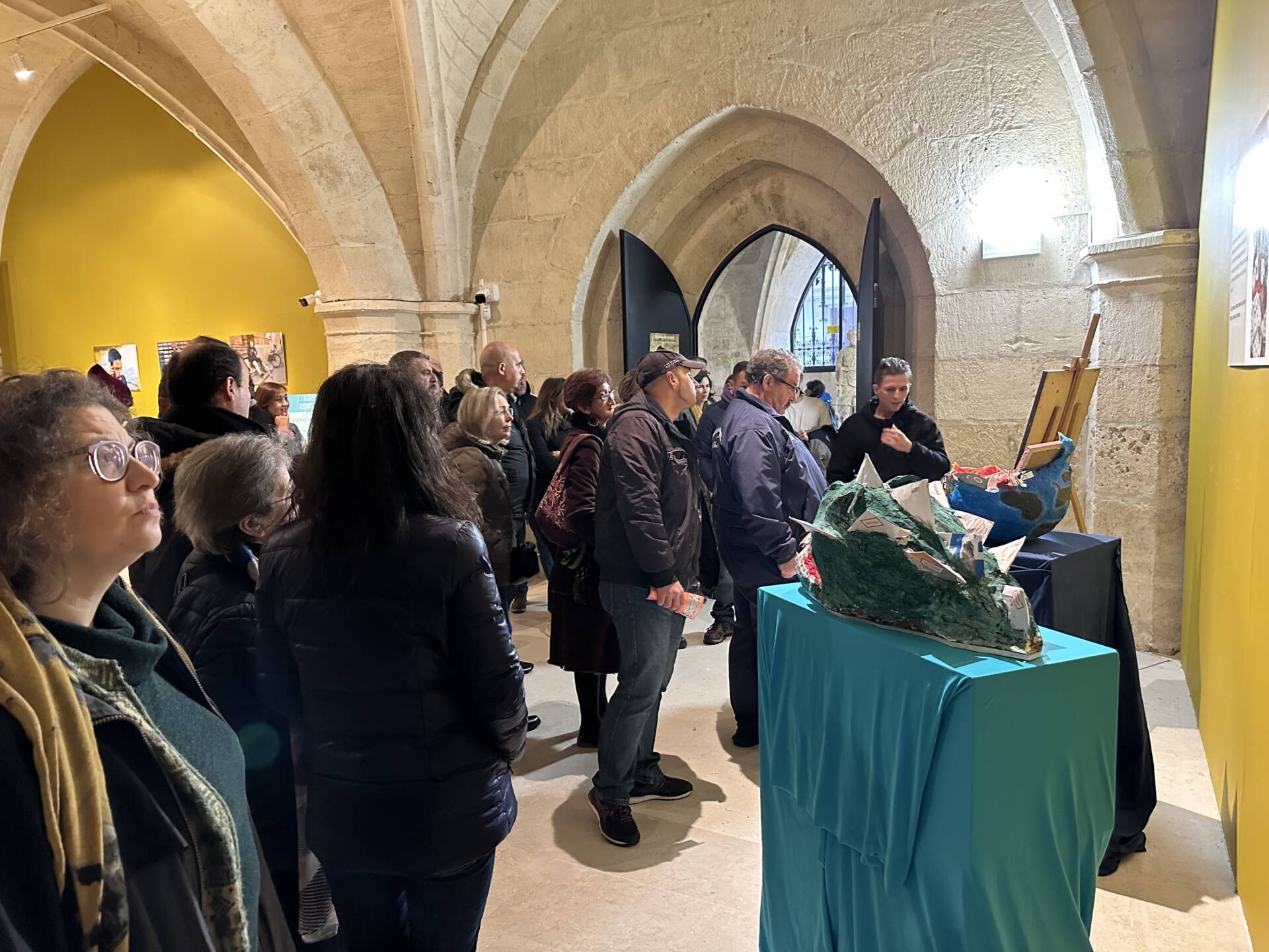 Más de 50 voluntarios y personas sin hogar de Caritas exponen en la sala Valentín Palencia de la Catedral 7 IMG_8167