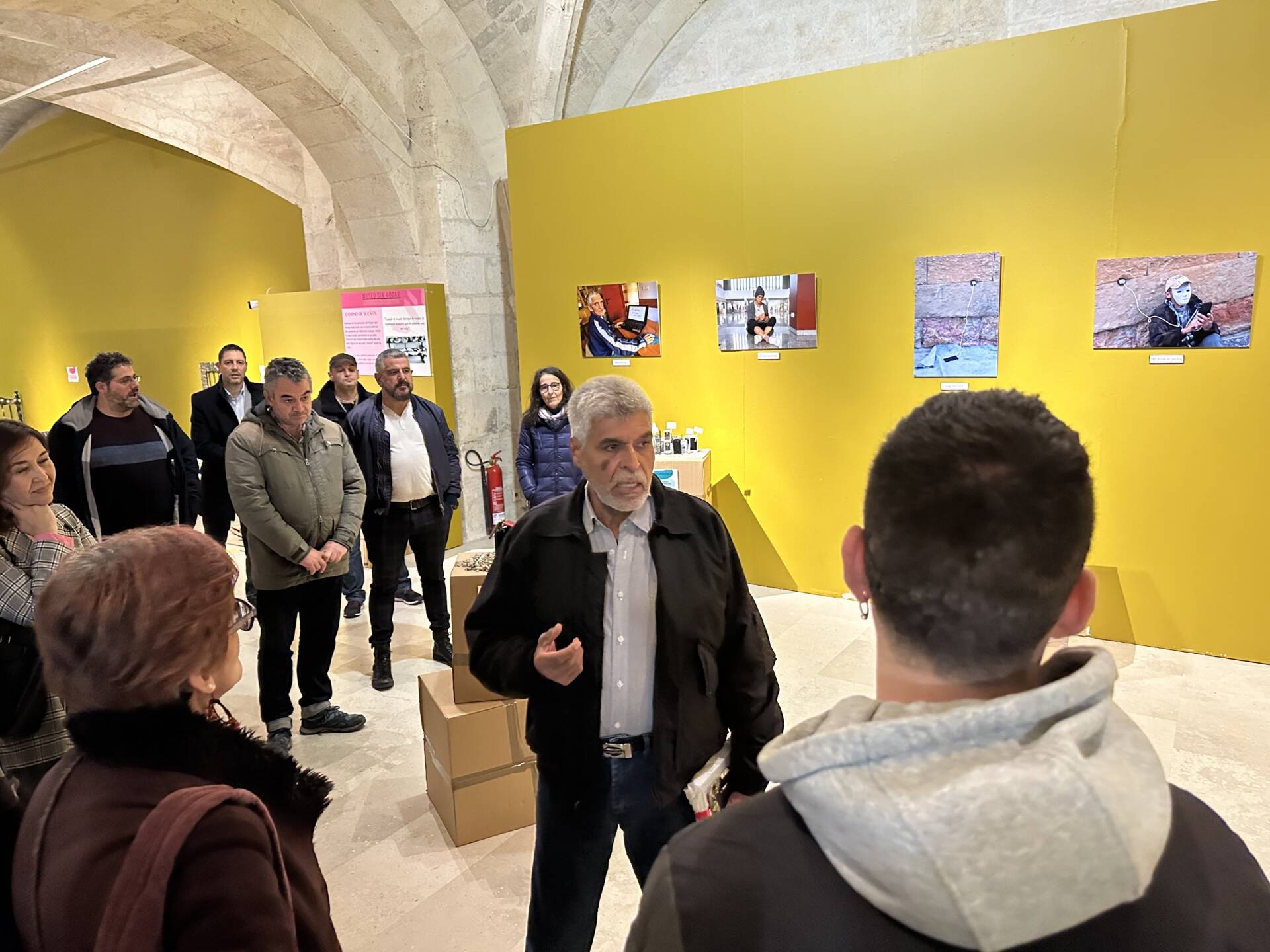 Más de 50 voluntarios y personas sin hogar de Caritas exponen en la sala Valentín Palencia de la Catedral 8 IMG_8169