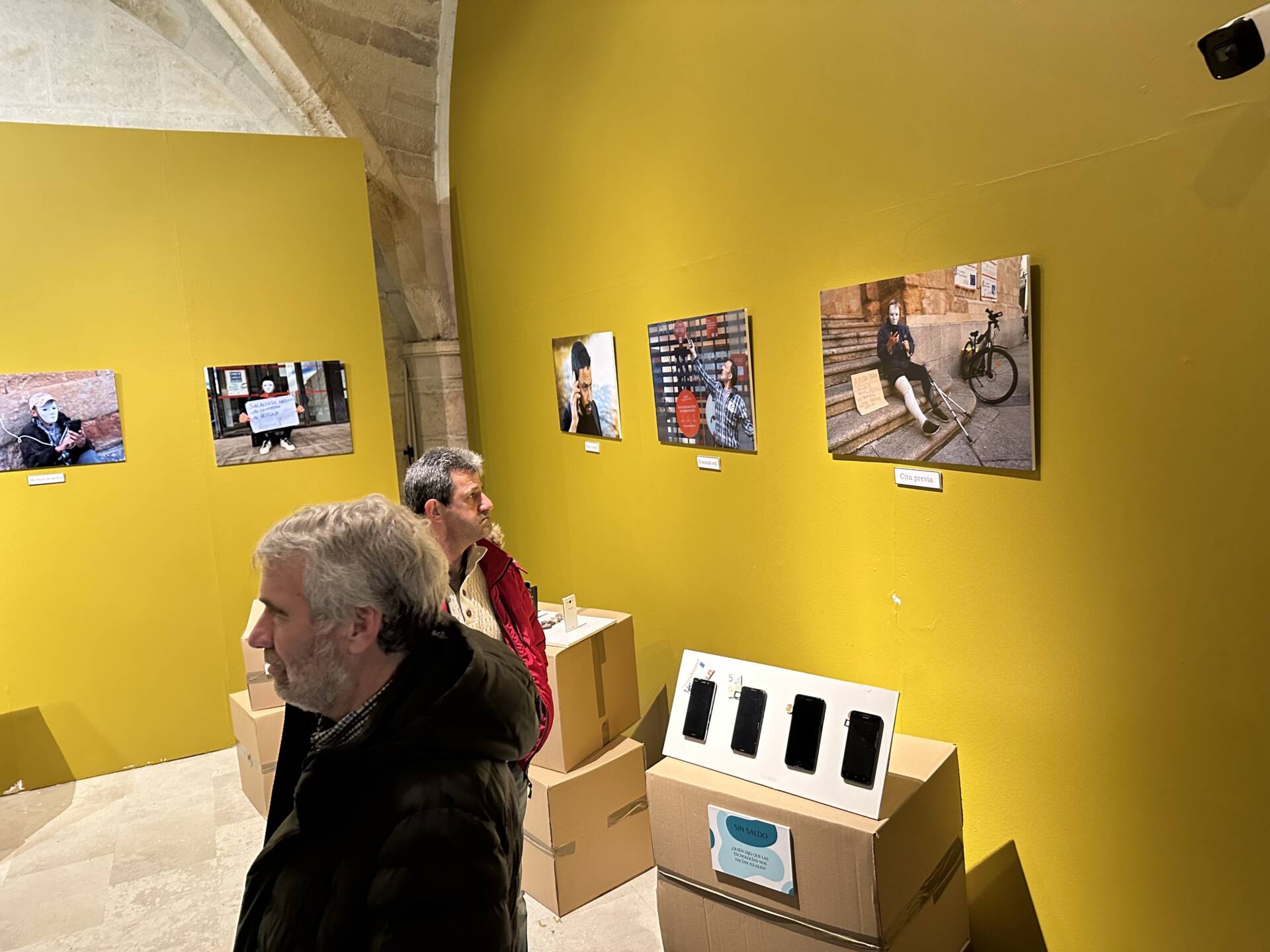 Más de 50 voluntarios y personas sin hogar de Caritas exponen en la sala Valentín Palencia de la Catedral 12 IMG_8171
