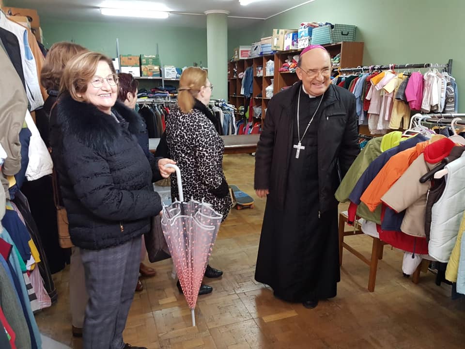 El arzobispo concluye su visita a la unidad de atención pastoral de Medina 5 Medina 5