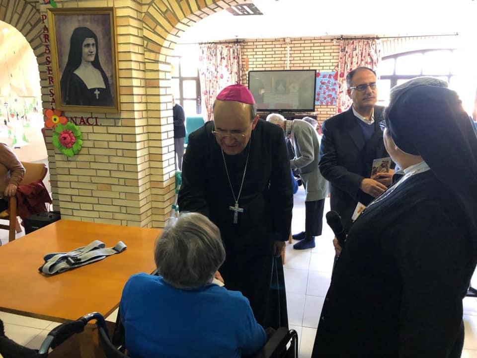 El arzobispo concluye su visita a la unidad de atención pastoral de Medina 8 Medina 8