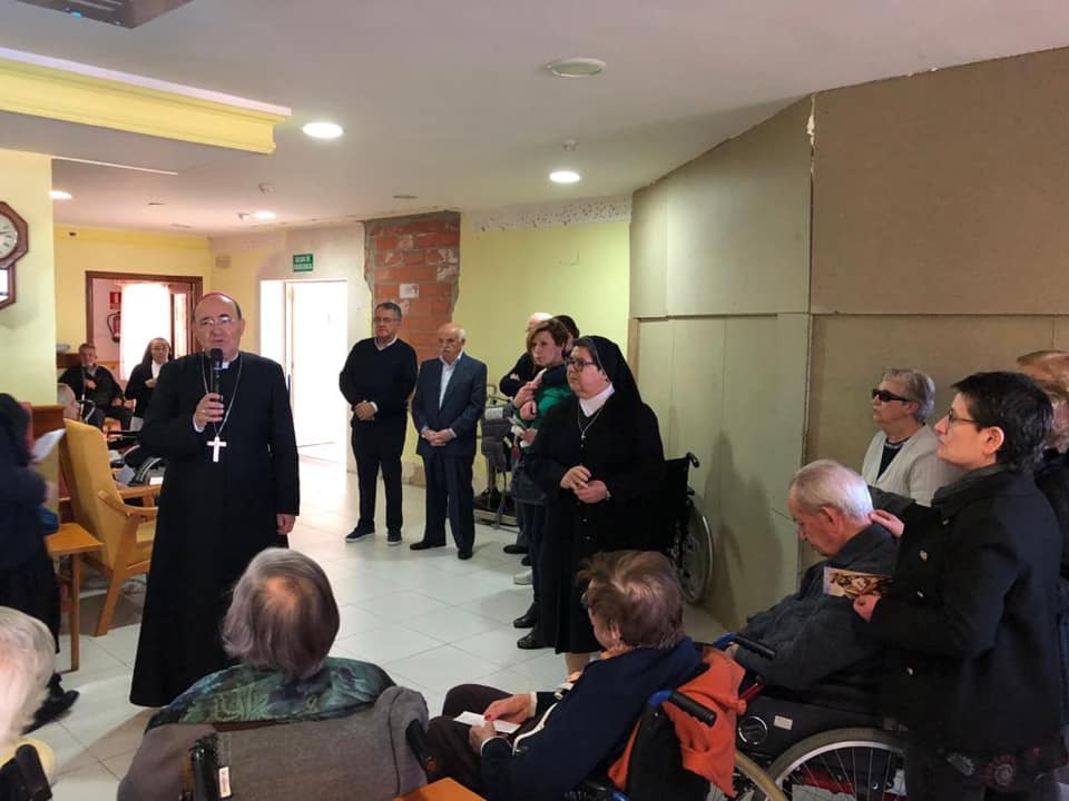 El arzobispo concluye su visita a la unidad de atención pastoral de Medina 9 Medina 9