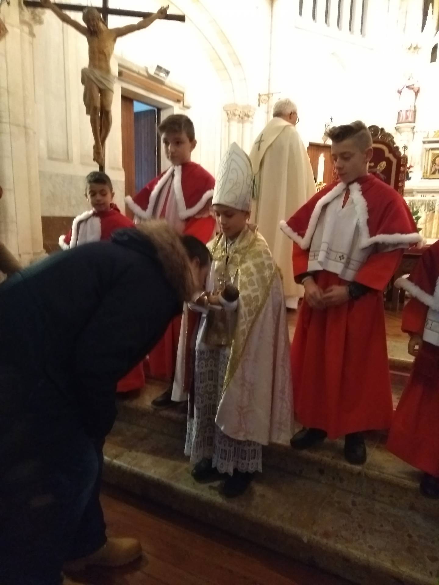 La mano inocente del obispillo «bendice» a los niños de la ciudad 2 Obispillo 2