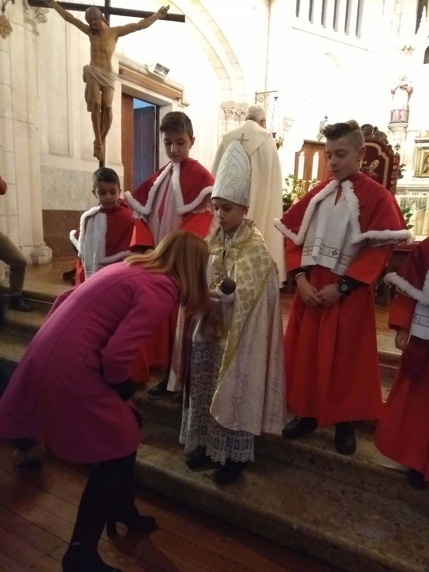 La mano inocente del obispillo «bendice» a los niños de la ciudad 3 Obispillo 3