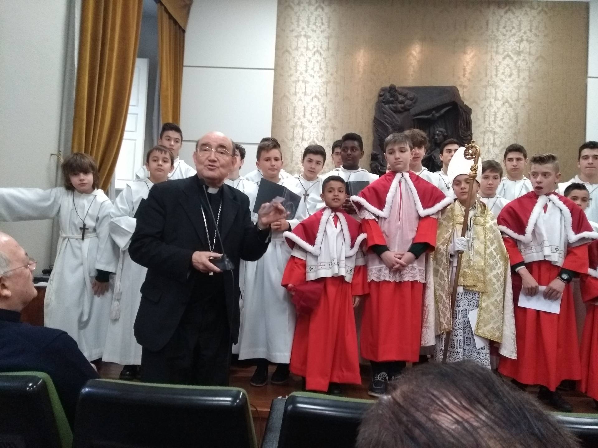 La mano inocente del obispillo «bendice» a los niños de la ciudad 4 Obispillo 4