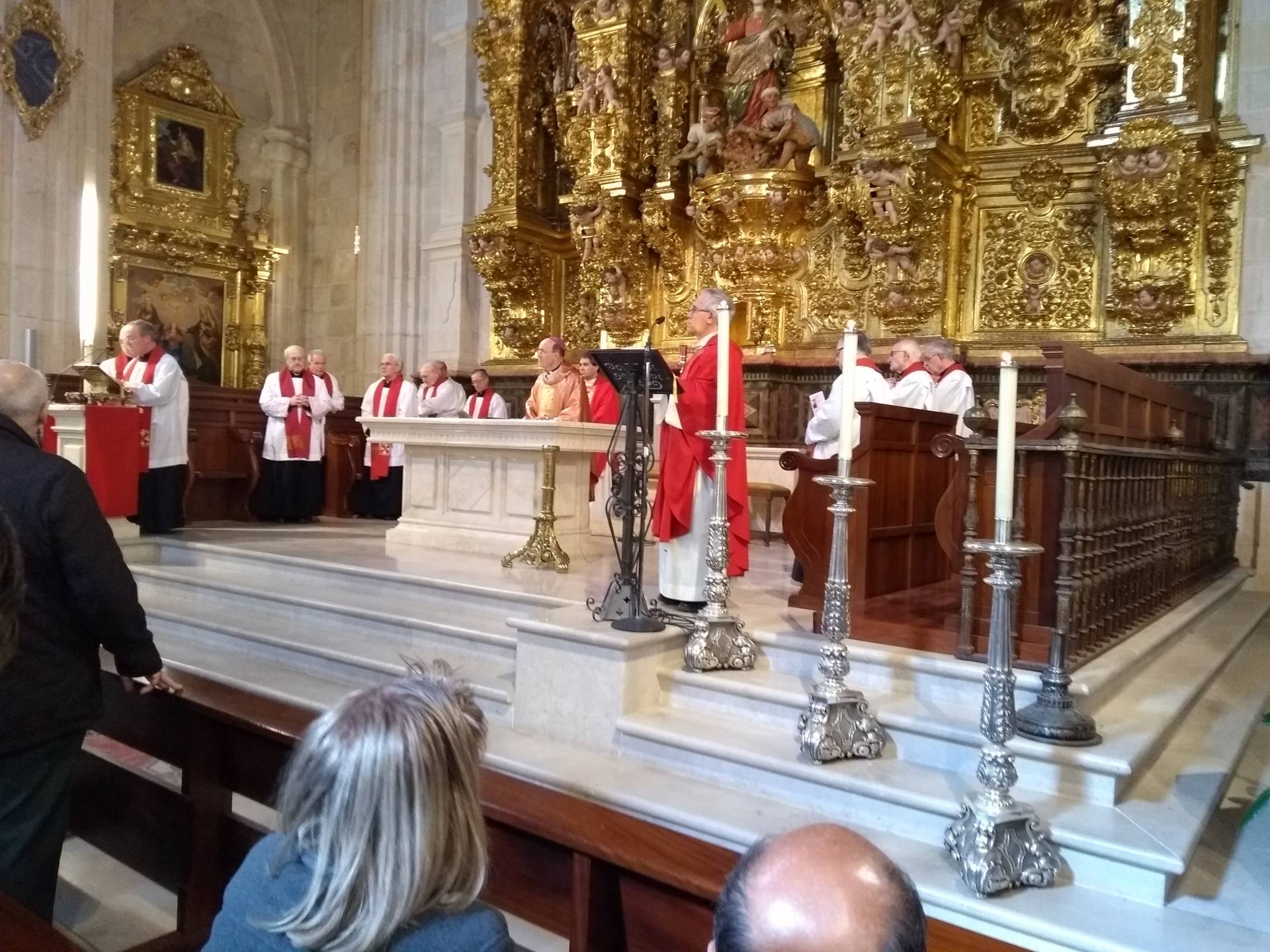 «La cruz es el trono del Rey universal: así reina mi Dios, amando hasta el final» 1 Oficios 1