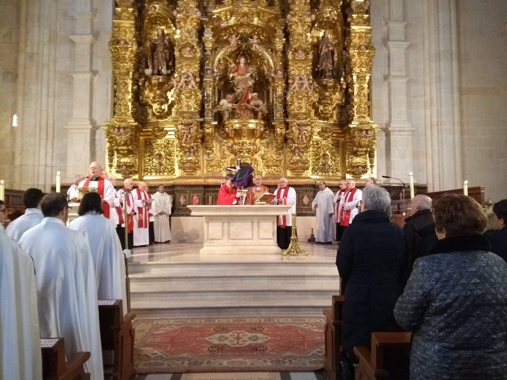 «La cruz es el trono del Rey universal: así reina mi Dios, amando hasta el final» 2 Oficios2