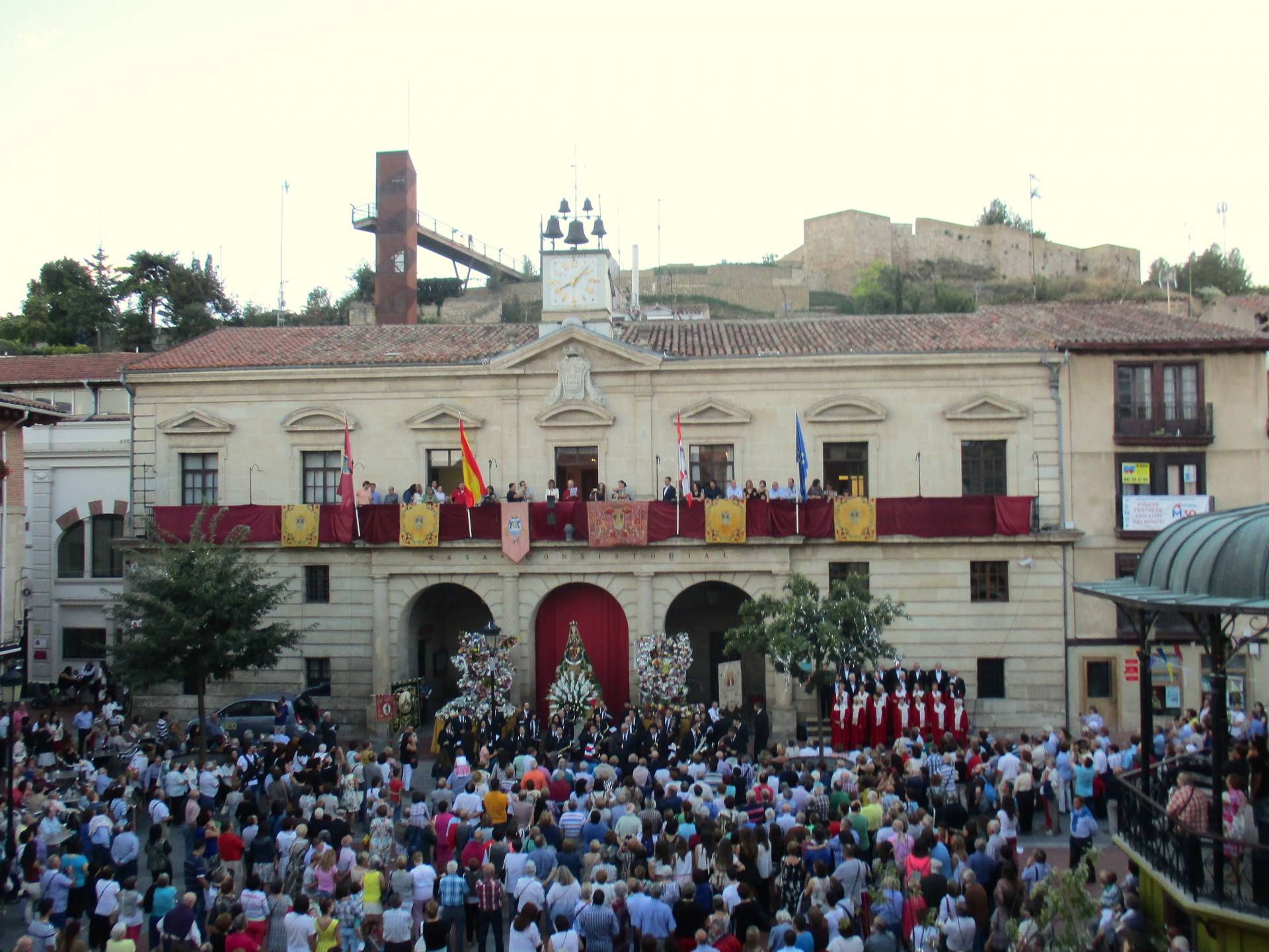 Miranda estrena hoy el farol de la Salve en la Procesión del Santo Rosario 3 Ofrenda Altamira