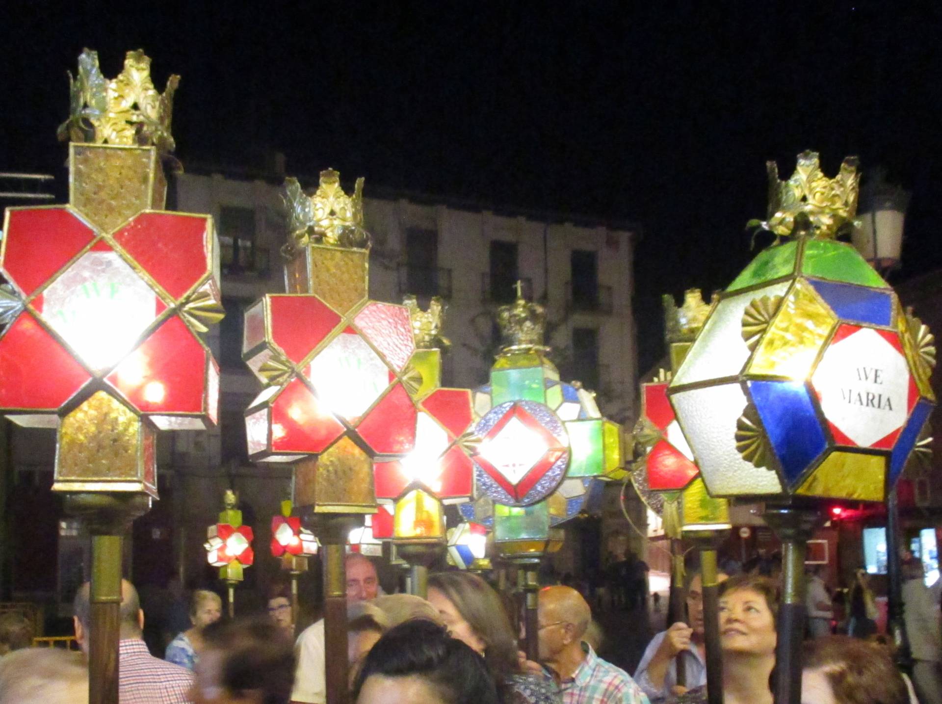 Miranda estrena hoy el farol de la Salve en la Procesión del Santo Rosario 1 Procesion faroles