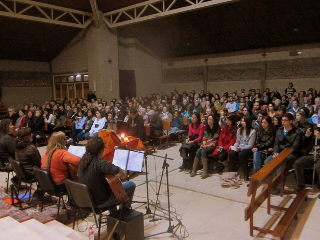 Cientos de jóvenes se dieron cita en la parroquia de San Julián para participar en una oración.