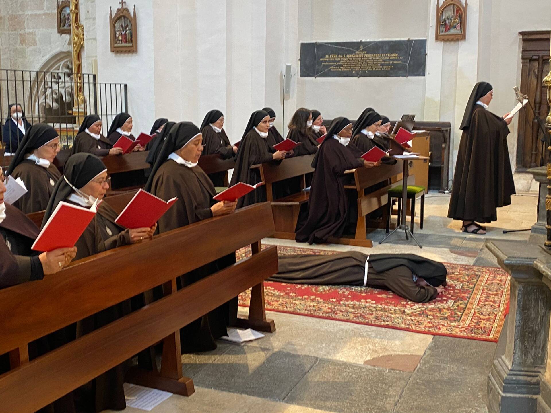 Profesa una nueva religiosa clarisa en Medina de Pomar 2 clarisas profesión solemne religiosa