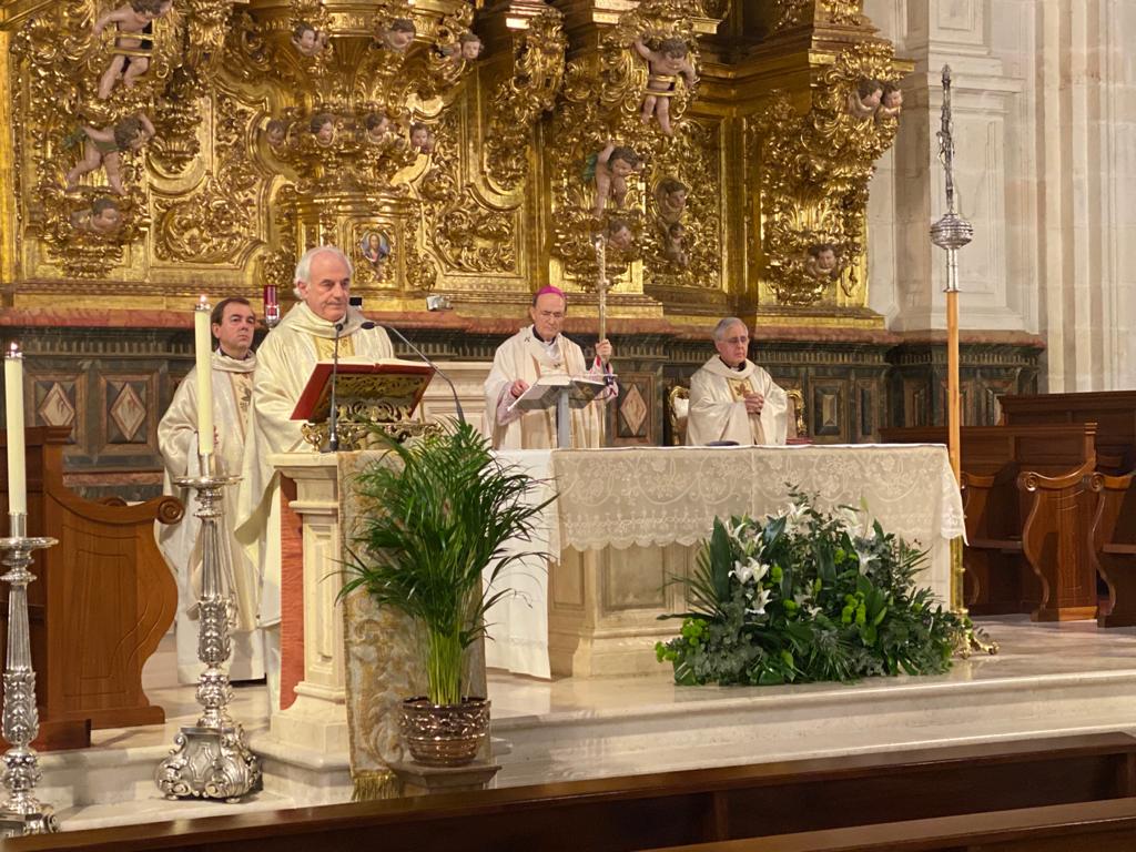 Un amor que se hace entrega en eucaristía, sacerdocio, y fraternidad 3 amor jueves santo catedral 3