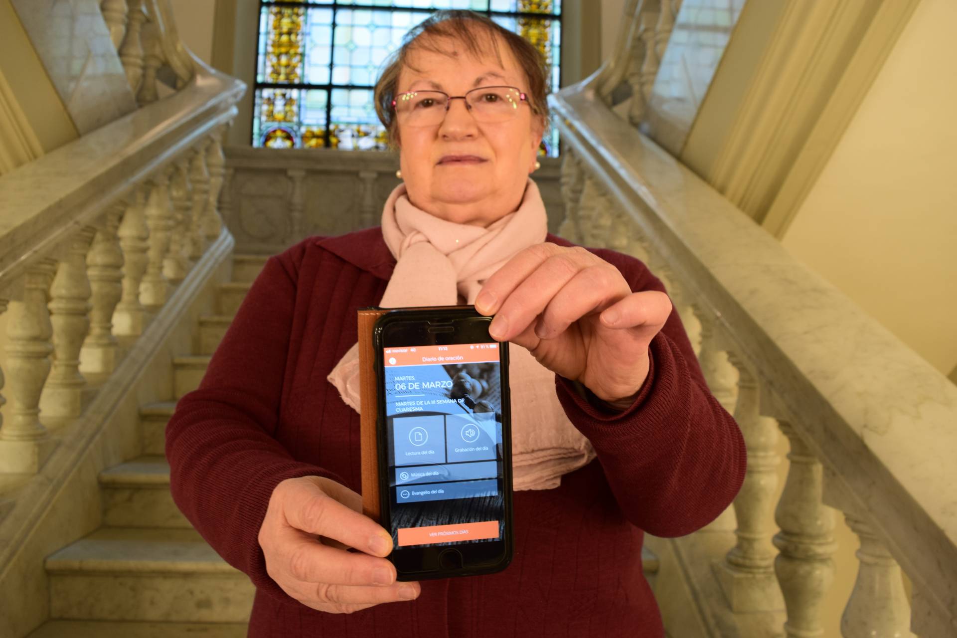 App «Evangelio Orado»: la Palabra de Dios en el bolsillo 1 Charo Gil muestra la app en su móvil.