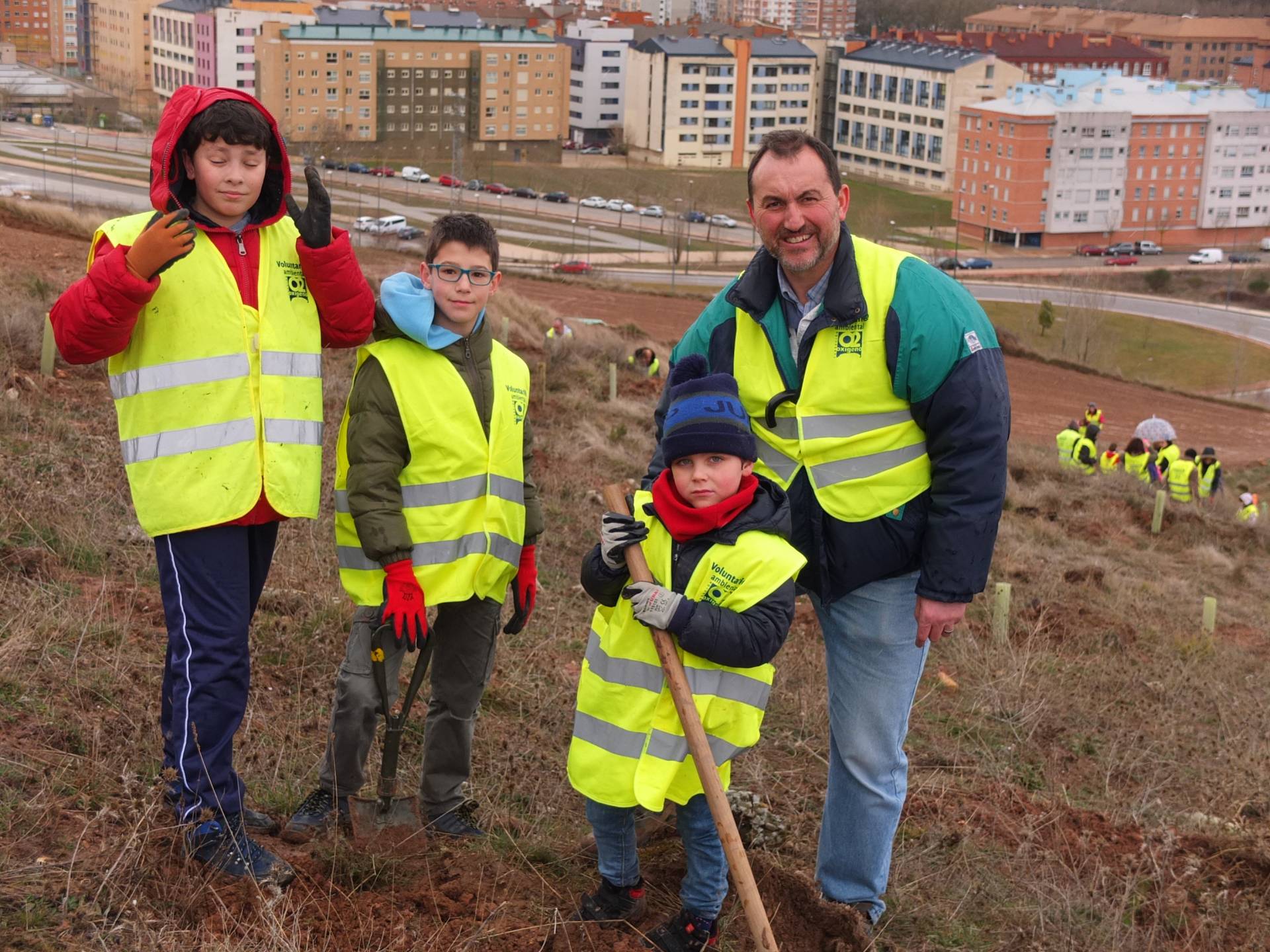 Numerosos voluntarios participaron en el Día del Árbol 5 arboles 5