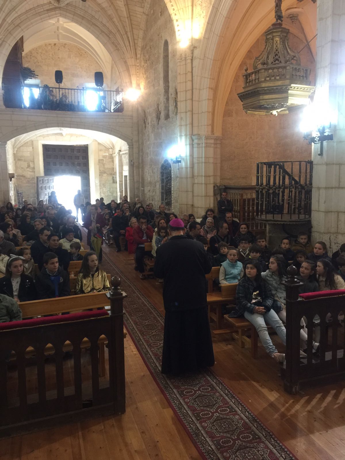 Don Fidel Herráez visita la unidad pastoral de Arcos de la Llana 4 arcos de la llana 4