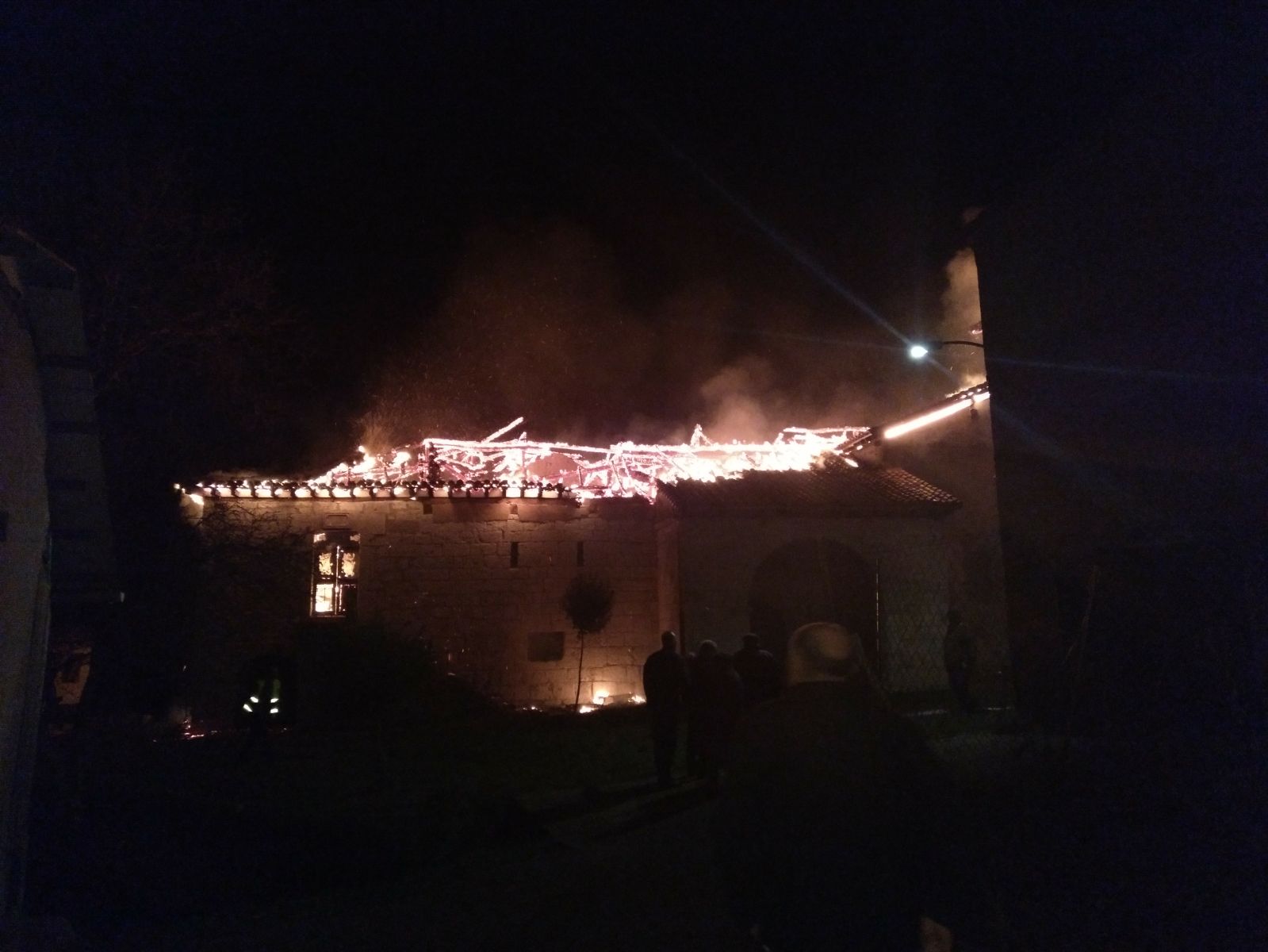 Un incendio calcina el tejado de la iglesia de Arraya de Oca 1 arraya oca 1