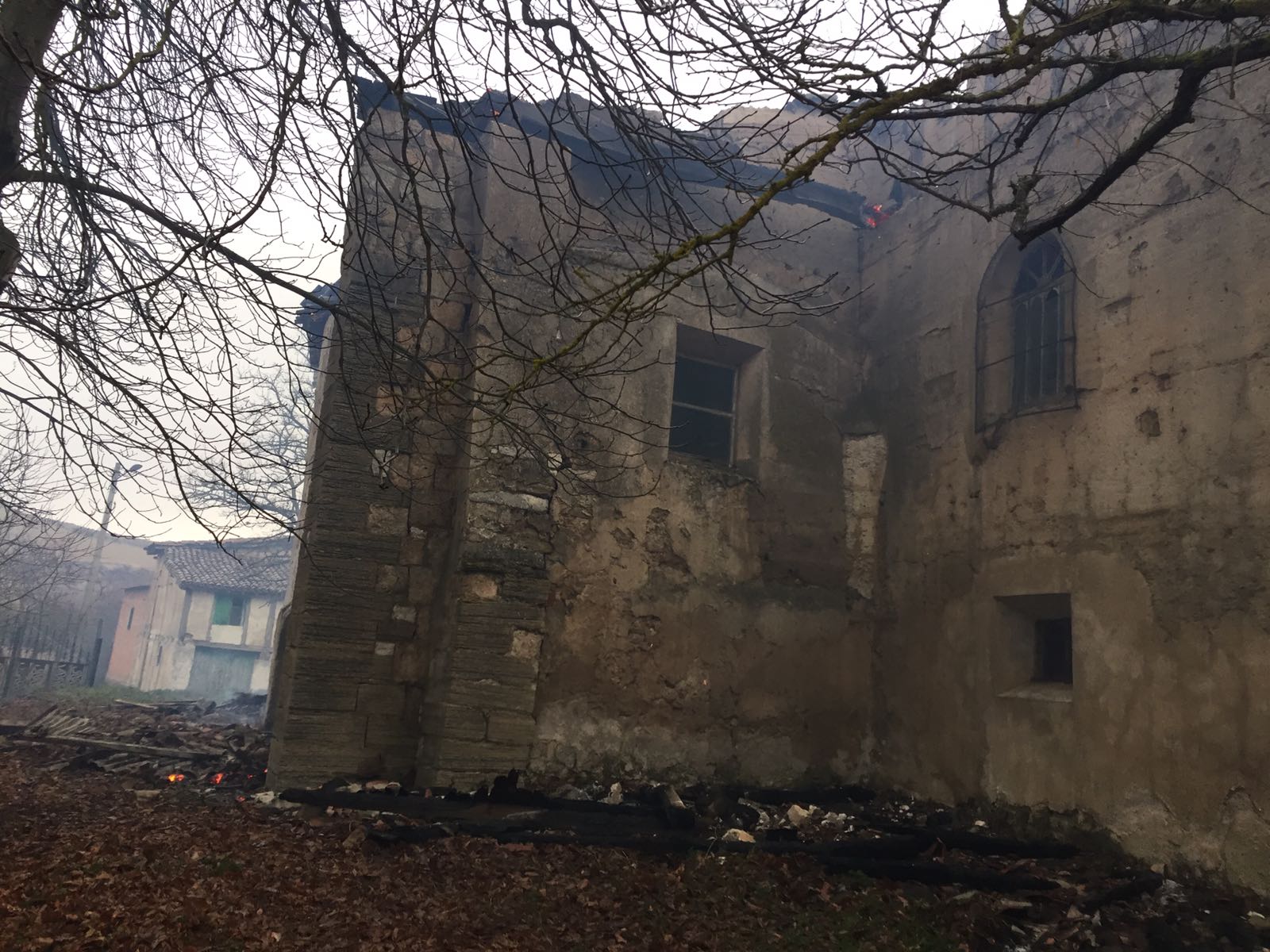 Un incendio calcina el tejado de la iglesia de Arraya de Oca 2 arraya oca 2