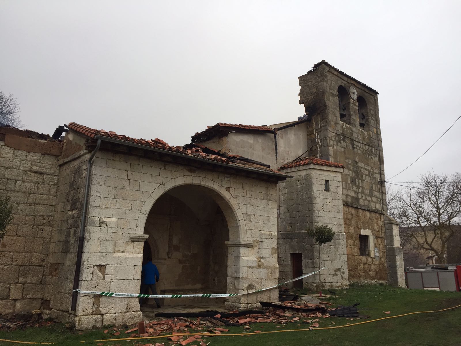 Un incendio calcina el tejado de la iglesia de Arraya de Oca 4 arraya oca 4