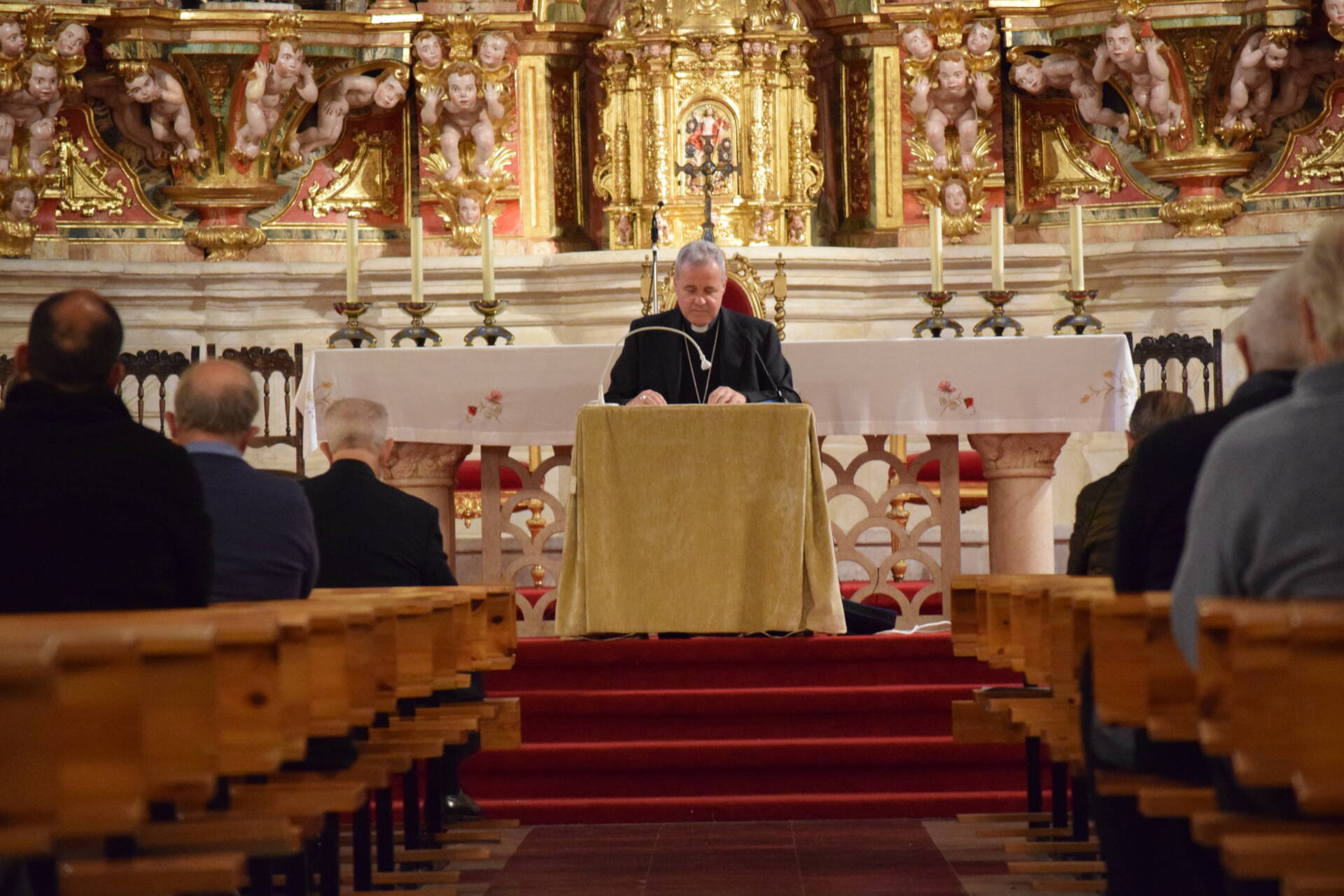 El arzobispo, a los sacerdotes: «Hay que vivir con sencillez para ir a lo esencial» 2 arzobispo mario iceta retiro_3