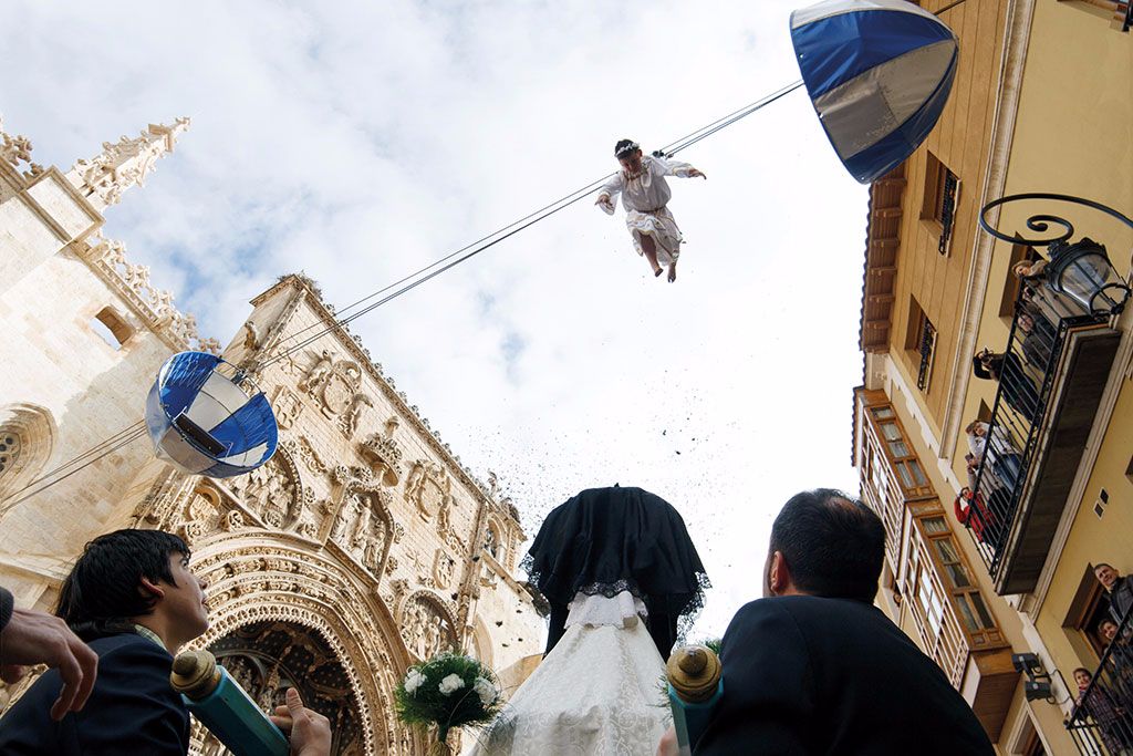 «Tengo que volar y quitar el manto a la Virgen» 1 bajada angel aranda duero
