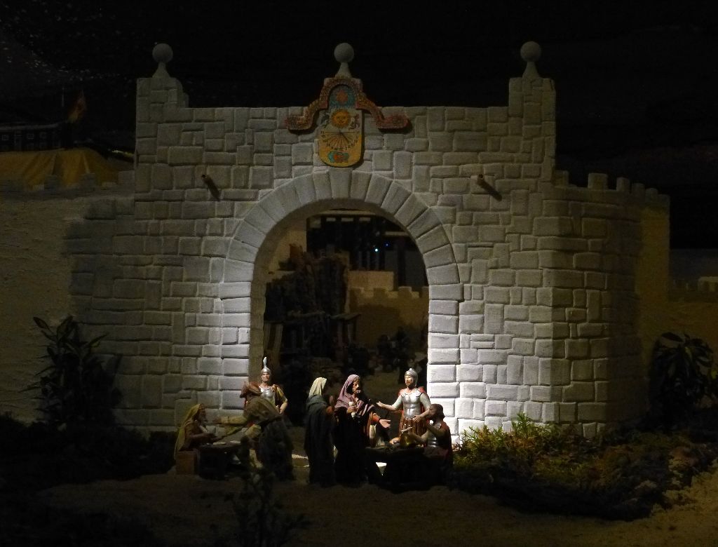 El claustro bajo de la catedral exhibe el belén del Regimiento de Transmisiones 3 belen-burgos.jpg