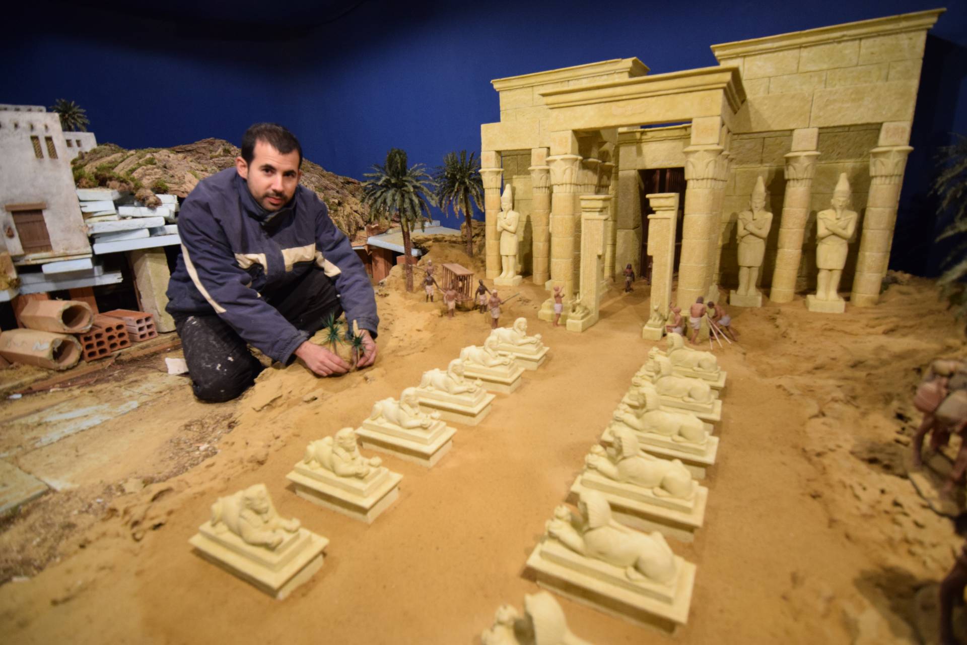 Gustavo ha ampliado su templo egipcio y construye nuevas edificaciones para el poblado de Belén.