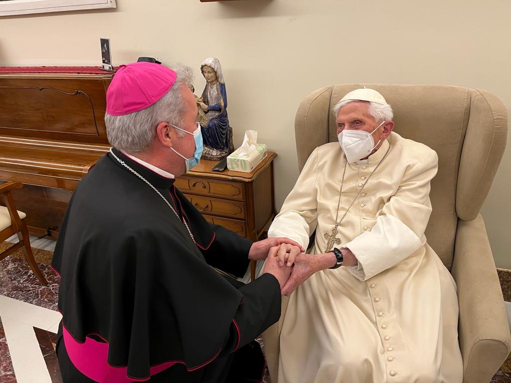 Aunque tu vida terrenal se haya apagado, tu luz resplandecerá por toda la eternidad 1 Benedicto XVI