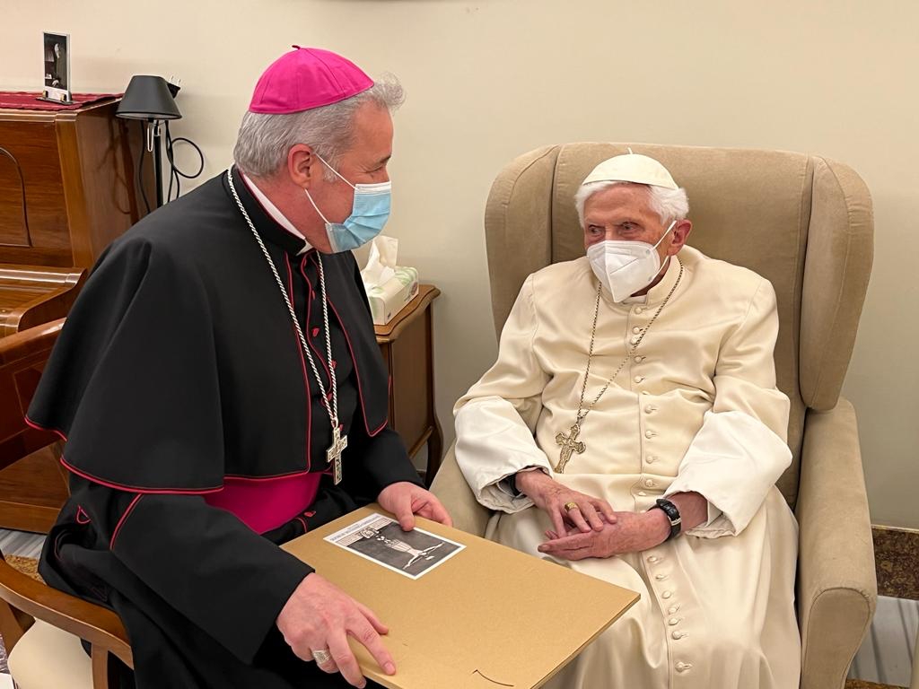 Aunque tu vida terrenal se haya apagado, tu luz resplandecerá por toda la eternidad 2 Benedicto XVI