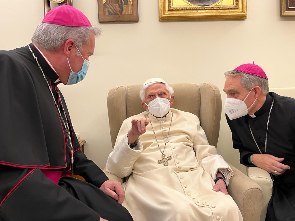 Aunque tu vida terrenal se haya apagado, tu luz resplandecerá por toda la eternidad 5 Benedicto XVI