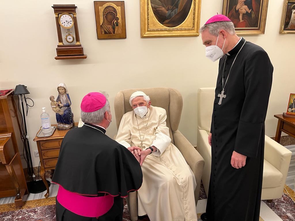 Aunque tu vida terrenal se haya apagado, tu luz resplandecerá por toda la eternidad 6 Benedicto XVI