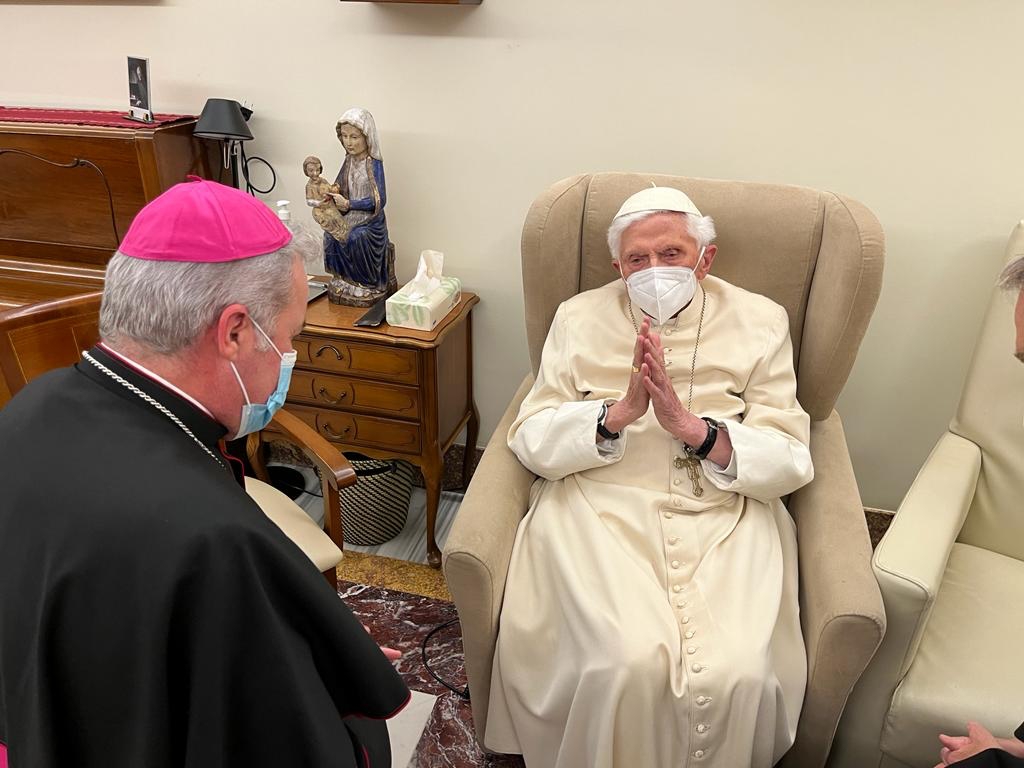 Aunque tu vida terrenal se haya apagado, tu luz resplandecerá por toda la eternidad 7 Benedicto XVI