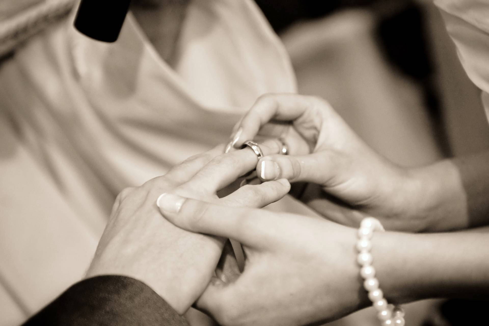 Descenso de bodas: «Falta tomarnos en serio las relaciones interpersonales» 1 El miedo al compromiso se refleja en el descenso de matrimonios en la provincia.