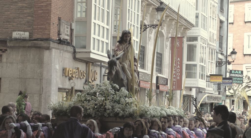 Alegría y dolor en el Domingo de Ramos burgalés 1 borriquilla arco