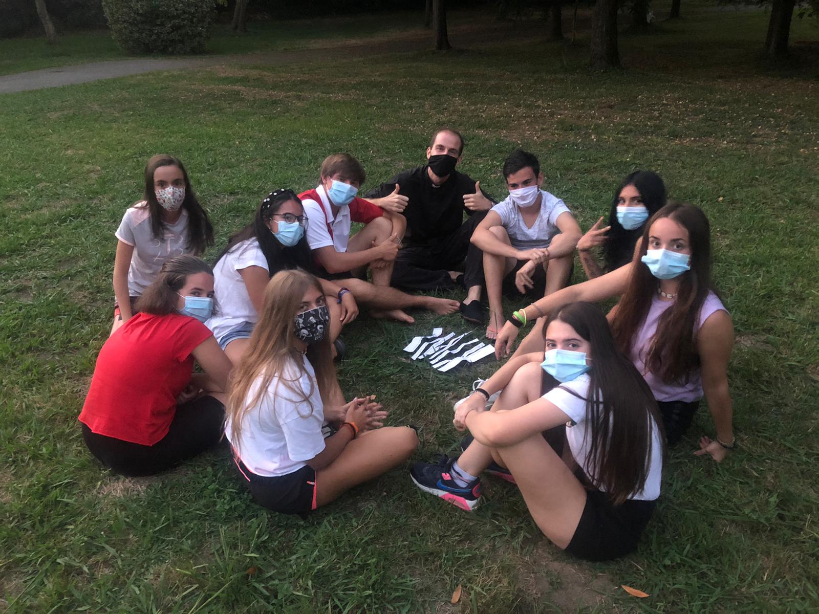 Mascarilla y gel para recorrer el Camino de Santiago 9 jóvenes